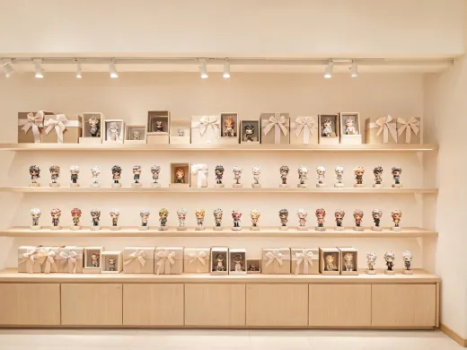 Retail shelf merchandising collectible figurines